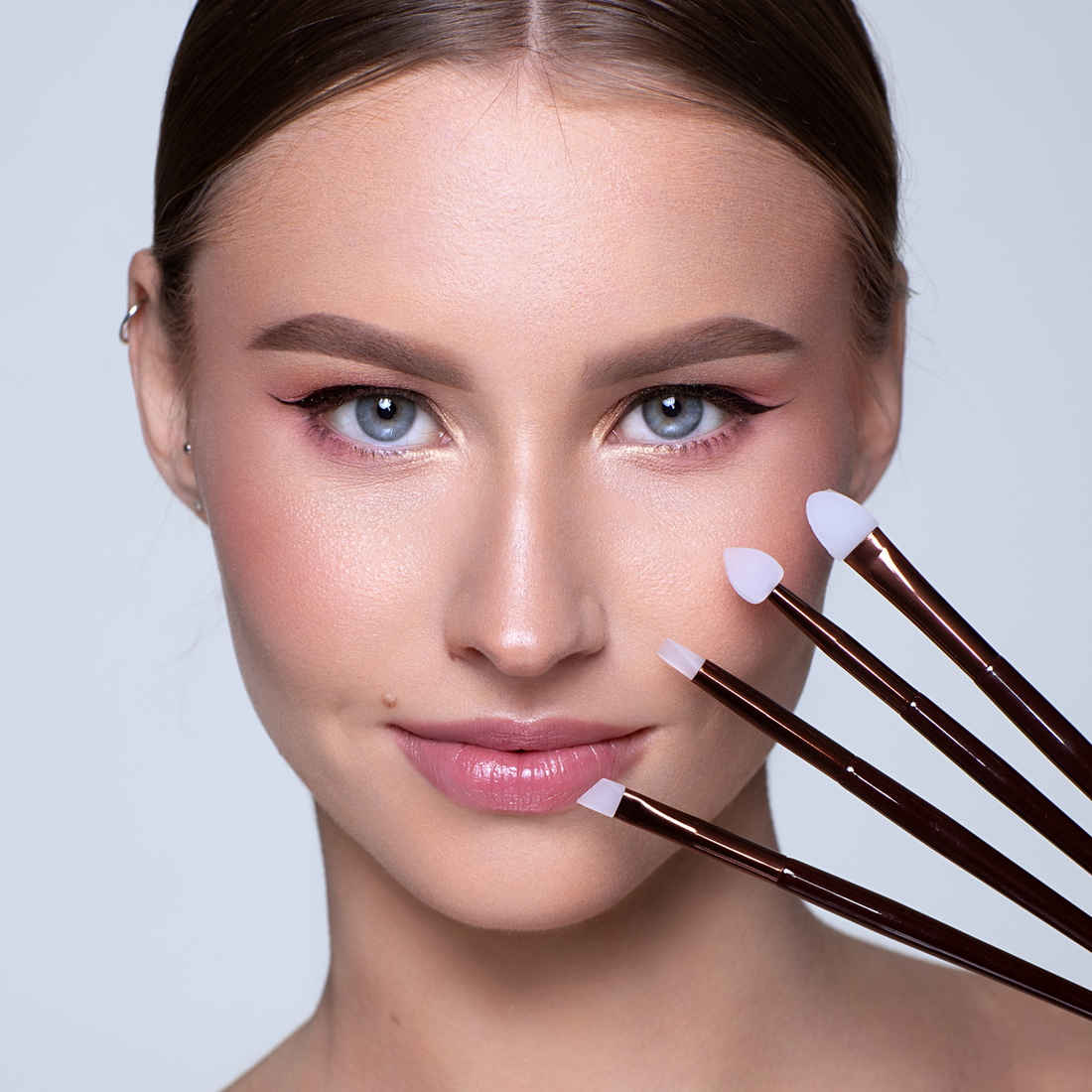 Élan Cosmetics Face #28 Silicon makeup brush for precise application of foundation and concealer, designed for professional use.