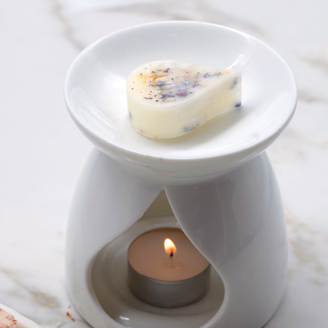 White Yumi Beauty ceramic fragrance burner for candles, featuring a sleek, modern design perfect for aromatherapy and home decor.