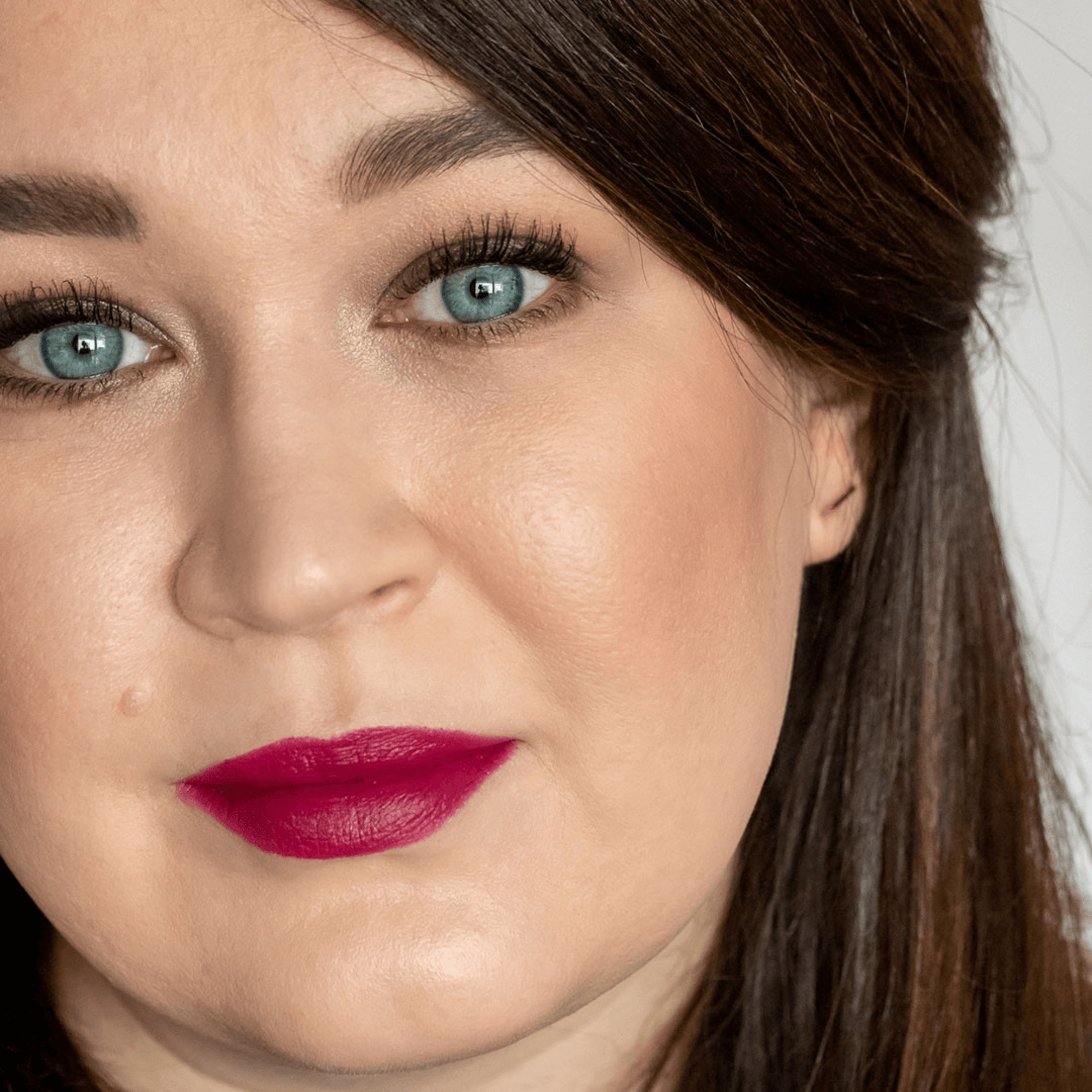 Gokos LipDesigner makeup product with a close-up of the lip color palette in shades of pink and nude.